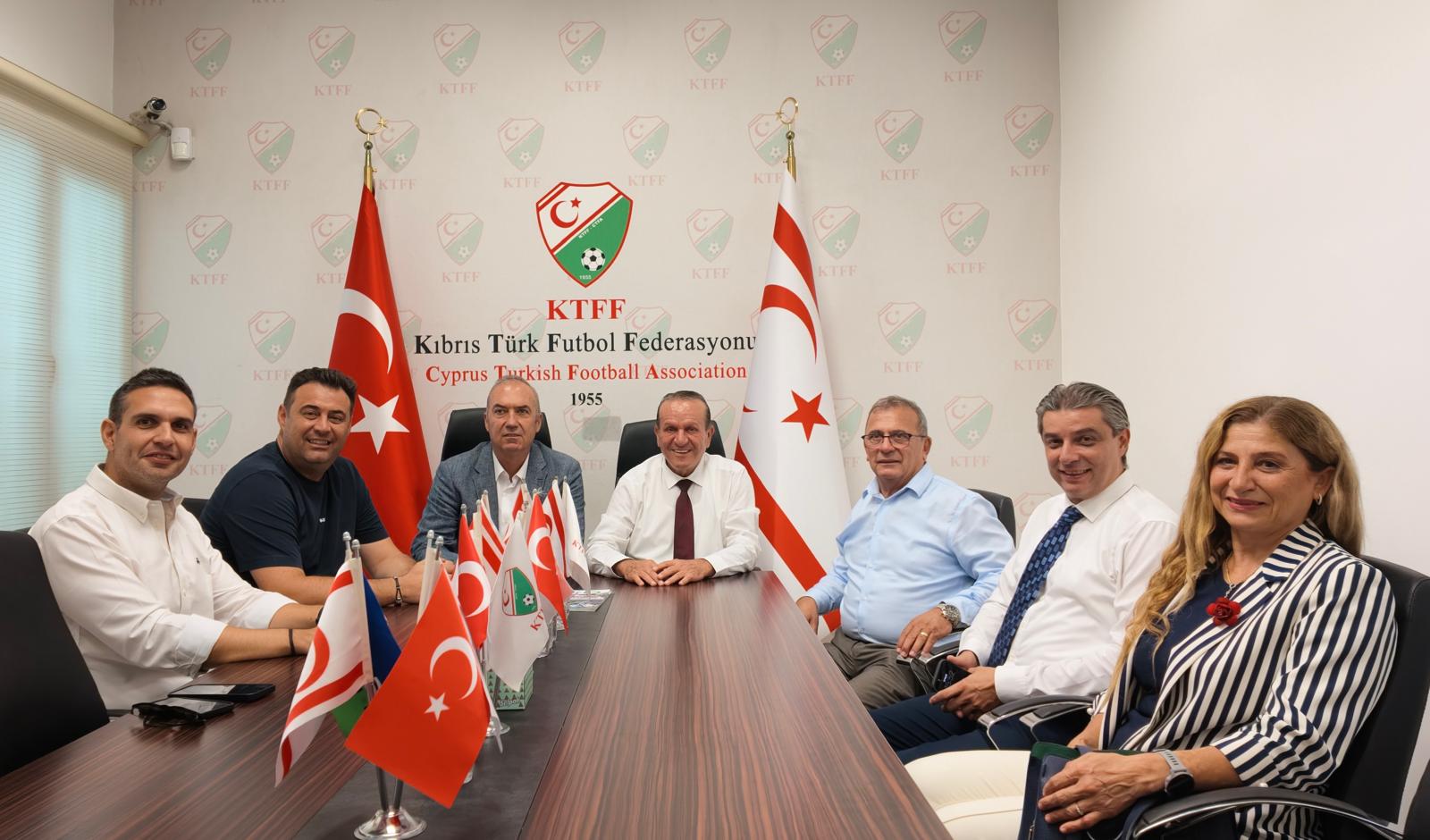 Ataoğlu ve Demokrat Parti heyetinden KTFF'ye ziyaret